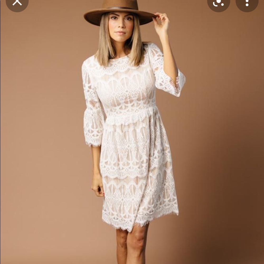 SUPER CUTE lace / scalloped bridal dress
